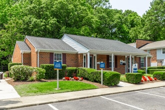 Fox Hill Village in Hampton, VA - Foto de edificio - Building Photo