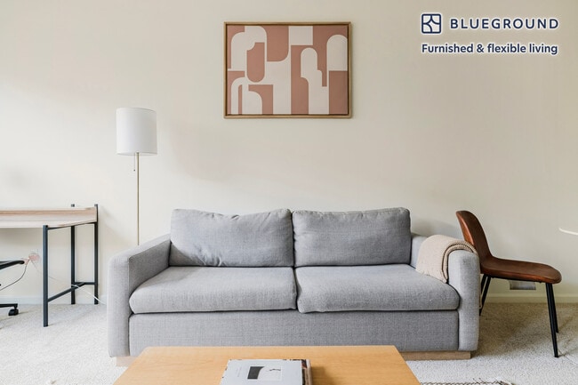 333 Great River Rd in Somerville, MA - Foto de edificio - Building Photo