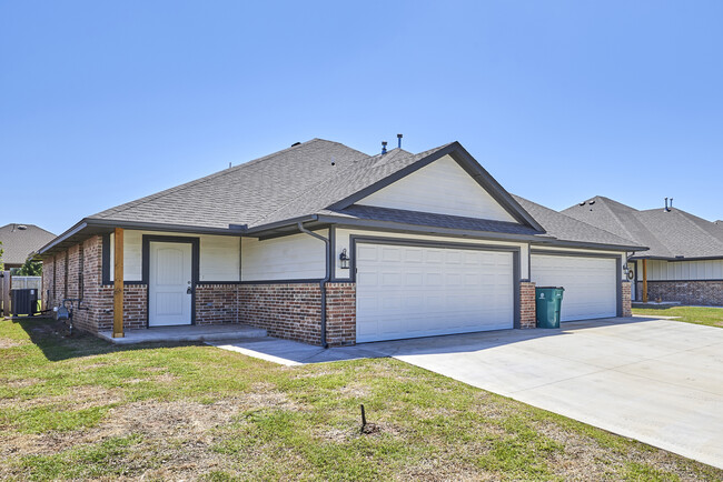 10912 NW 119th St in Yukon, OK - Building Photo - Building Photo