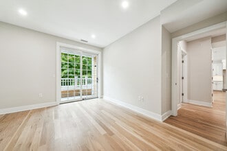 8 Husted Ln in New Canaan, CT - Building Photo - Building Photo