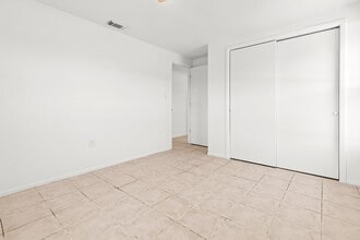 1057 Tropical Ave NW in Port Charlotte, FL - Foto de edificio - Building Photo