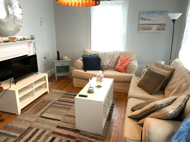 15 Carey St, Unit 2 in Newport, RI - Building Photo - Building Photo