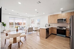 310 W Jersey St in Elizabeth, NJ - Building Photo