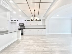 10270 Almayo Avenue in Los Angeles, CA - Building Photo - Interior Photo