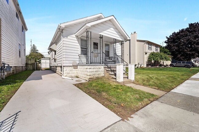 2304 Cora St in Wyandotte, MI - Building Photo - Building Photo