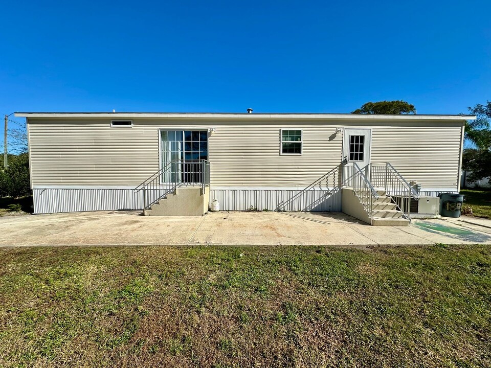 184 Sand Pebble Cir in Port Orange, FL - Building Photo