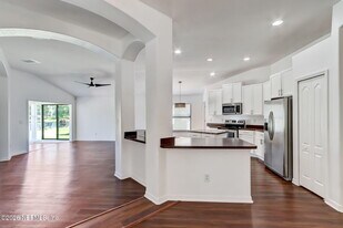 566 Longmill Ln in Orange Park, FL - Building Photo