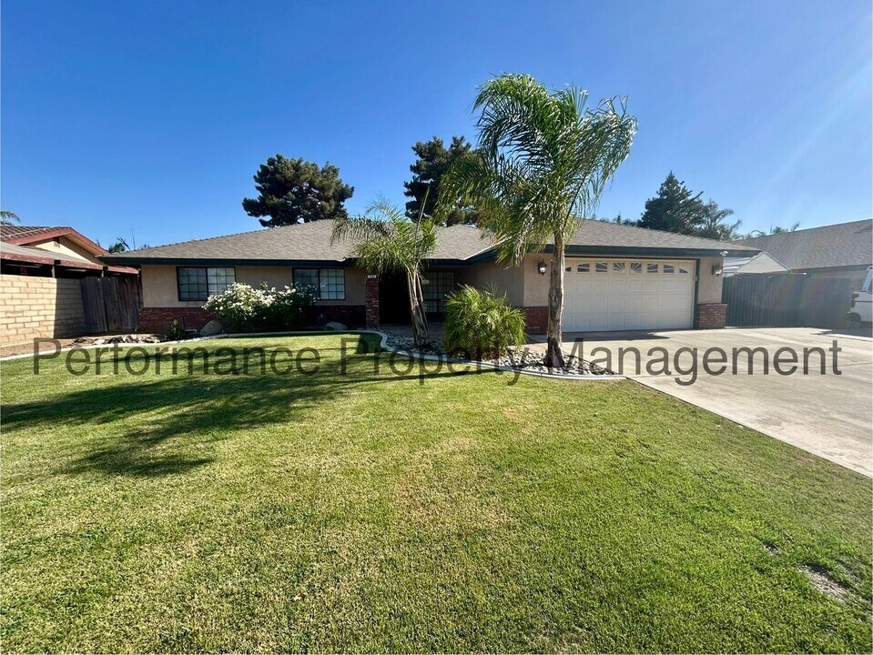 7501 Lucille Ave in Bakersfield, CA - Building Photo