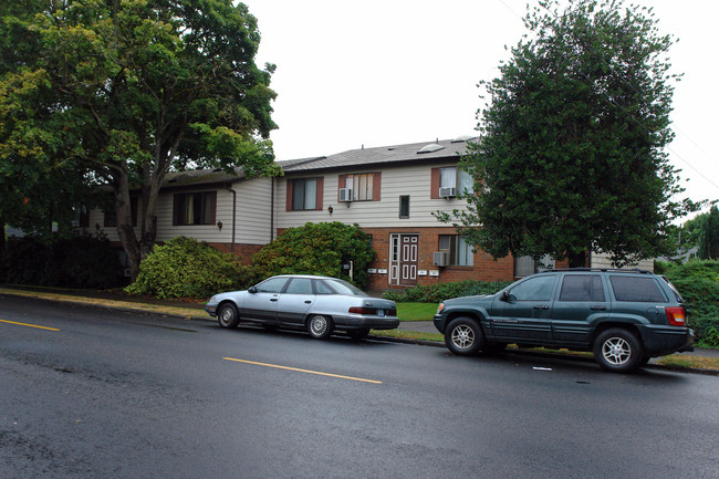 5902-5920 SE Milwaukie Ave in Portland, OR - Foto de edificio - Building Photo