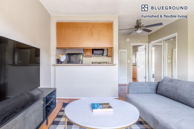 14355 Huston St in Los Angeles, CA - Building Photo - Building Photo