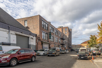 62 18th St in Brooklyn, NY - Foto de edificio - Building Photo