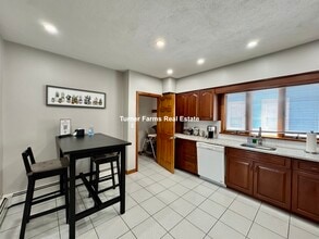45 Bowen Ave, Unit 1 in Medford, MA - Foto de edificio - Building Photo