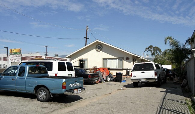 6736 Vineland Ave in North Hollywood, CA - Foto de edificio - Building Photo