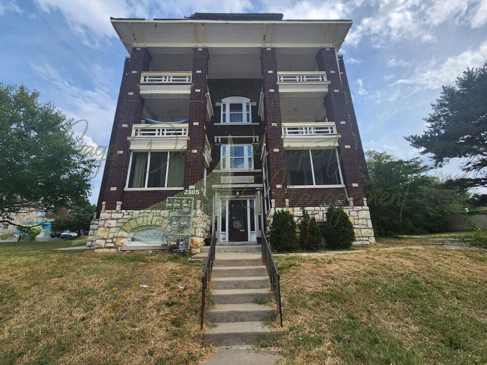 2807 Gillham Rd in Kansas City, MO - Building Photo