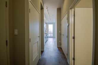 840 W Grand Ave, Unit 302 in Chicago, IL - Building Photo - Building Photo