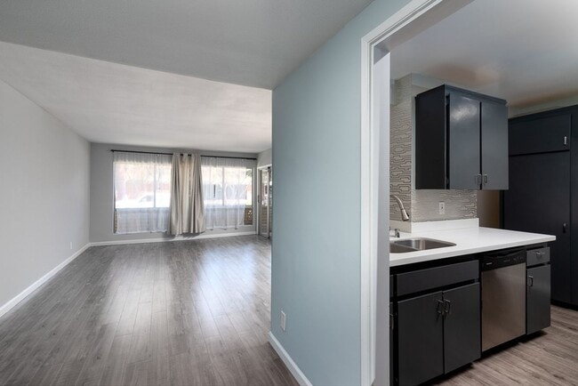 6225 Canterbury Dr in Culver City, CA - Building Photo - Building Photo