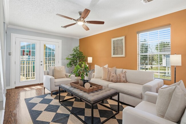 818 Cedar Rd in Clear Lake Shores, TX - Foto de edificio - Building Photo