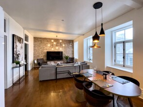 375 Saint-Paul Rue E in Montréal, QC - Building Photo - Building Photo