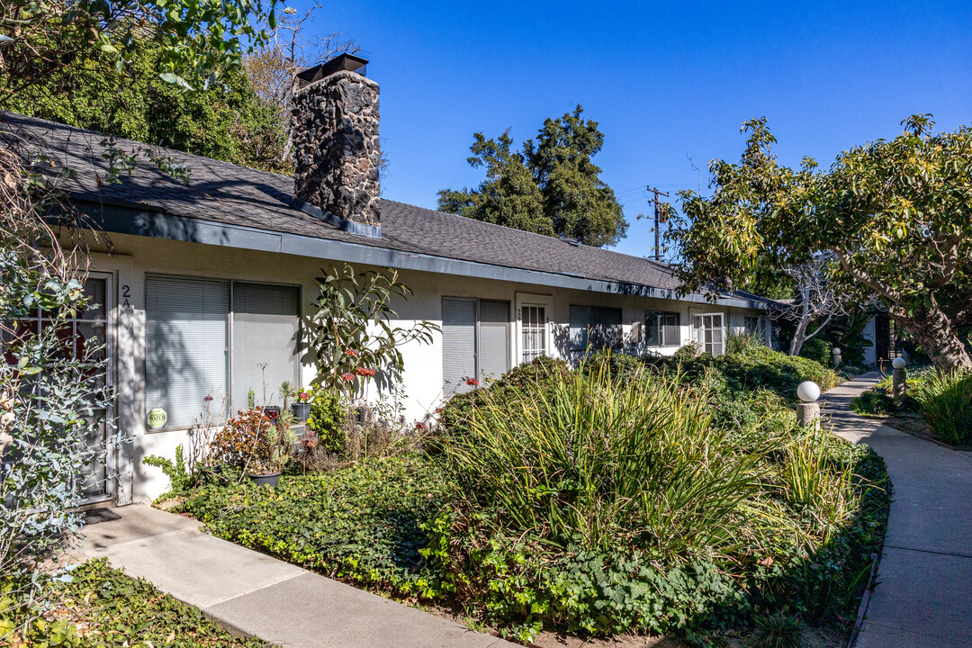 1107 W Memory Ln in Santa Ana, CA - Building Photo