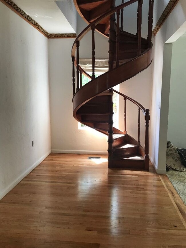 100 NE 43rd St in Miami, FL - Foto de edificio - Building Photo