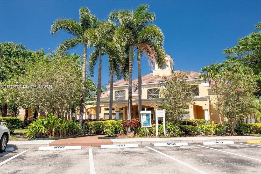 2341 NW 33rd St, Unit 405 in Oakland Park, FL - Building Photo