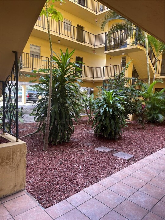 300 NE 125th St-Unit -207 in North Miami, FL - Building Photo