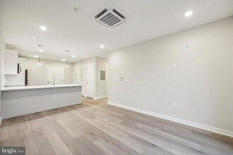 3449 Scotts Ln, Unit A214 in Philadelphia, PA - Foto de edificio - Building Photo