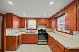 24 Chestnut St in Wakefield, MA - Building Photo - Building Photo