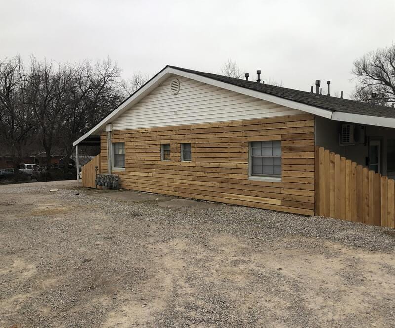 411 E Beech St in Tecumseh, OK - Building Photo