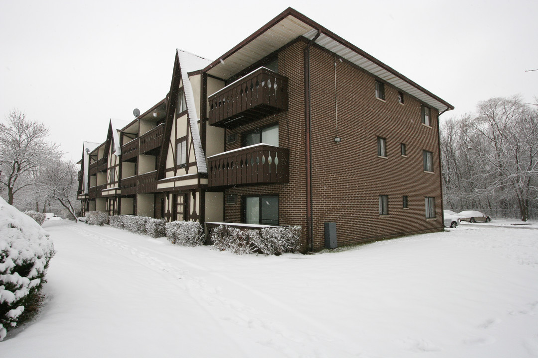 6721 Maple Ln in Westmont, IL - Foto de edificio