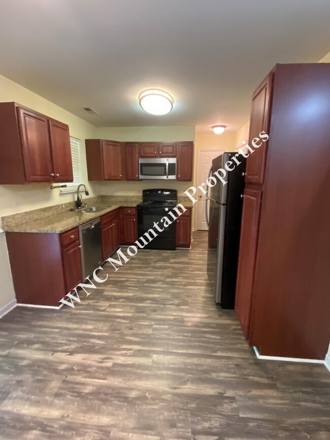 128 Old Salem Ct in Fletcher, NC - Building Photo - Building Photo