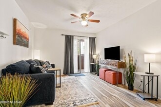 1810 E Blacklidge Dr in Tucson, AZ - Building Photo - Building Photo