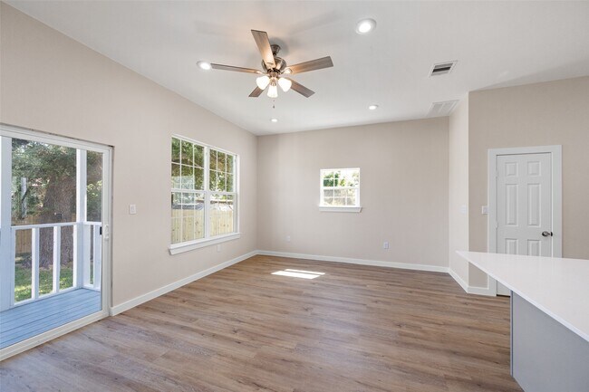 9409 Clinton Dr in Houston, TX - Building Photo - Building Photo