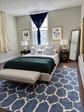 184 Colburn St, Unit 1 in Dedham, MA - Foto de edificio - Building Photo