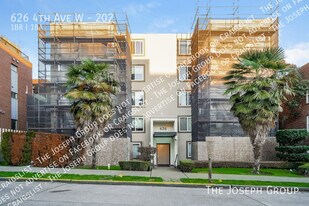 626 4th Ave W in Seattle, WA - Building Photo