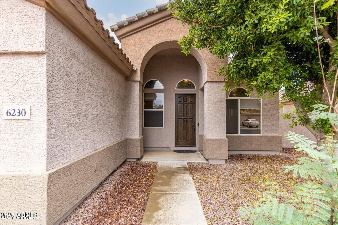 6230 W Irma Ln in Glendale, AZ - Foto de edificio