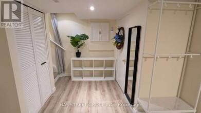 141 Surbray Grove in Mississauga, ON - Building Photo - Building Photo