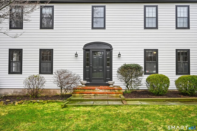 395 Thayer Pond Rd in Wilton, CT - Building Photo - Building Photo