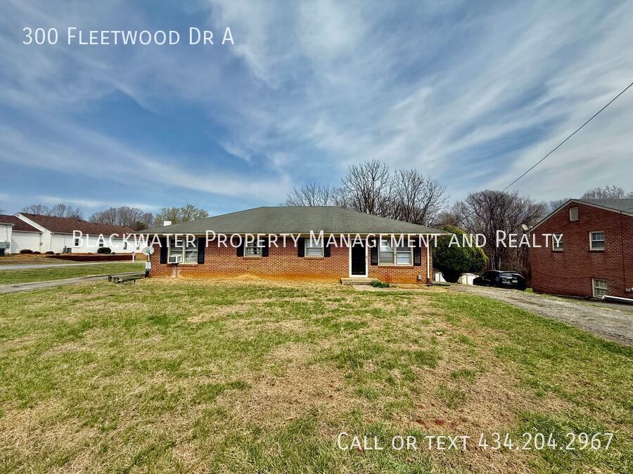 300 Fleetwood Dr in Lynchburg, VA - Building Photo