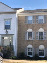 7753 New Providence Dr in Falls Church, VA - Foto de edificio - Building Photo