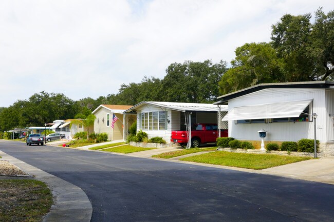 Lake Shore Villas in Tampa, FL - Foto de edificio - Primary Photo