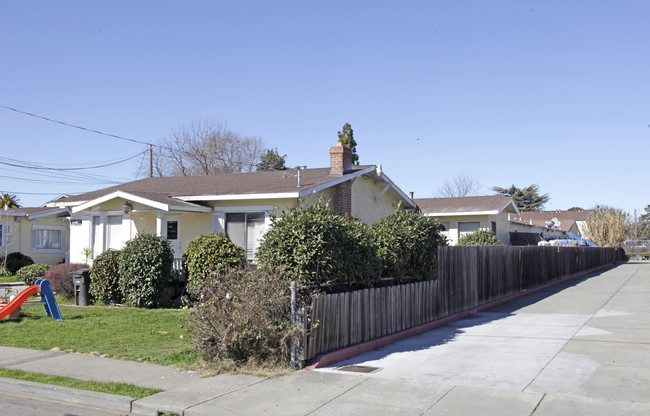 362-364 Smalley Ave in Hayward, CA - Foto de edificio - Building Photo