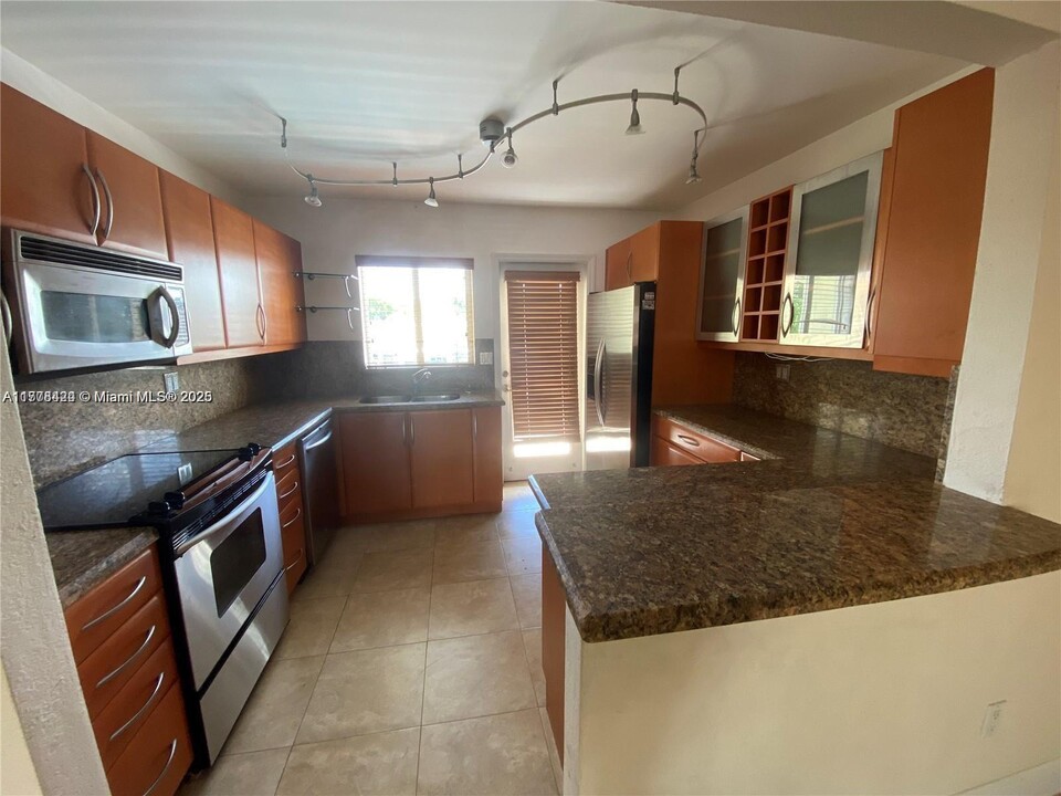 3842 NE 171 St in North Miami Beach, FL - Building Photo