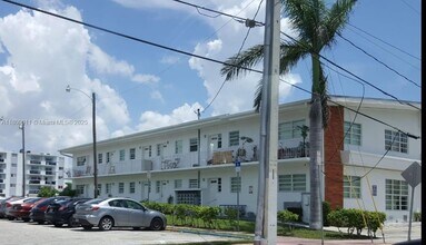 8080 Tatum Waterway Dr in Miami Beach, FL - Building Photo - Building Photo