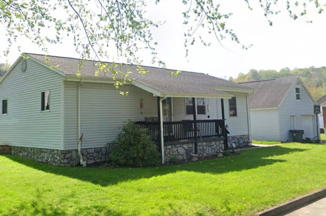 1807 Black Ave in Fairmont, WV - Building Photo