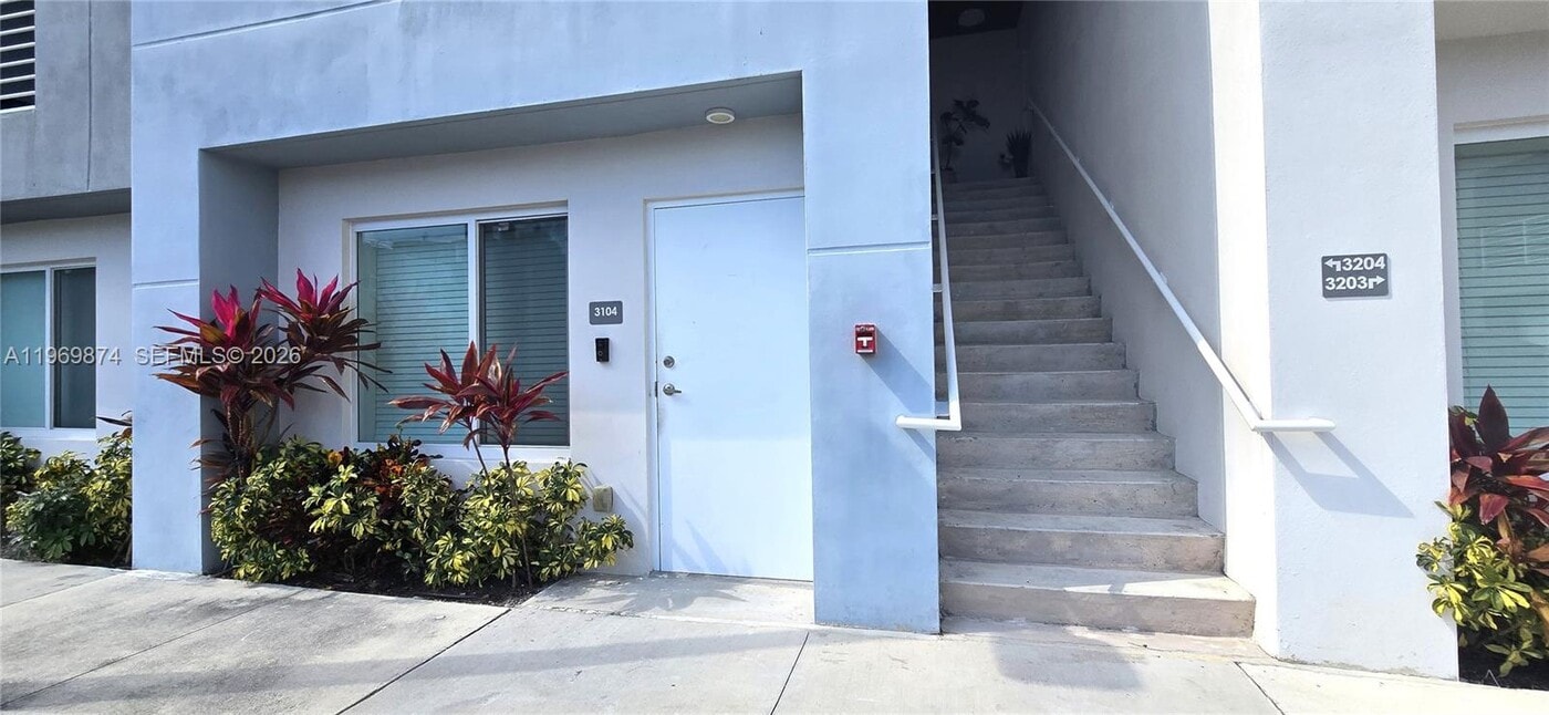 2535 NE 193rd St in Miami, FL - Building Photo