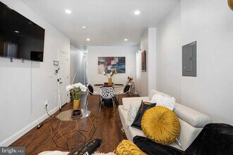 855 E Locust Ave, Unit A in Philadelphia, PA - Foto de edificio - Building Photo