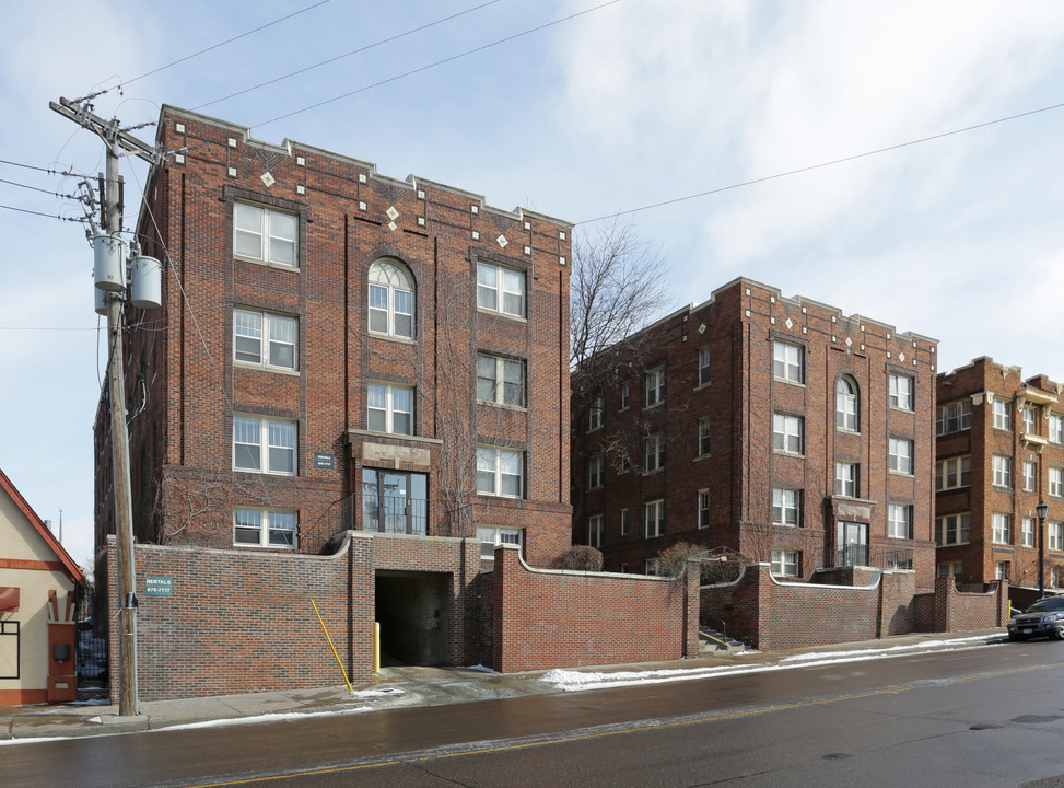 Twin Court Apartments in Minneapolis, MN - Building Photo