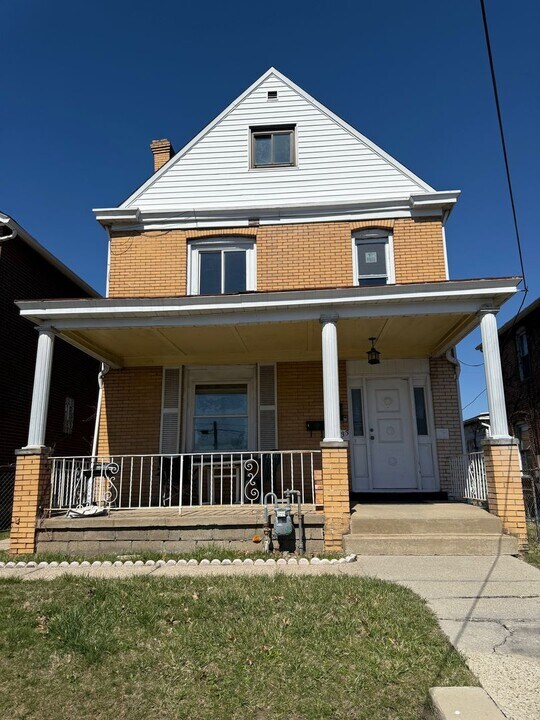 133 E 20th Ave in Munhall, PA - Foto de edificio