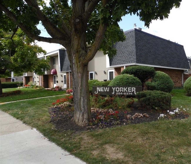 New Yorker Town Houses in Columbus, OH - Building Photo - Building Photo